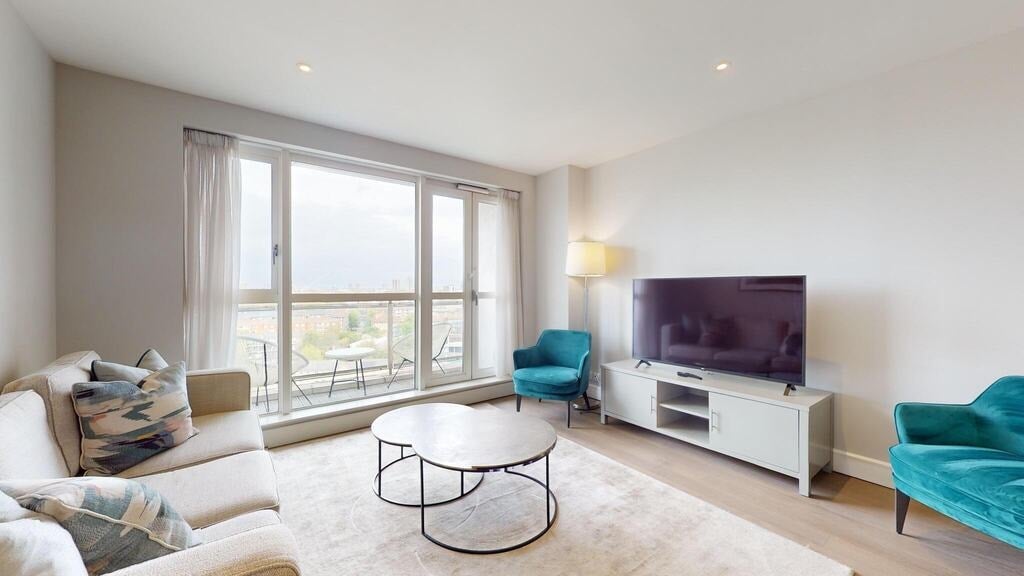 Flat Westferry Circus in Greater London