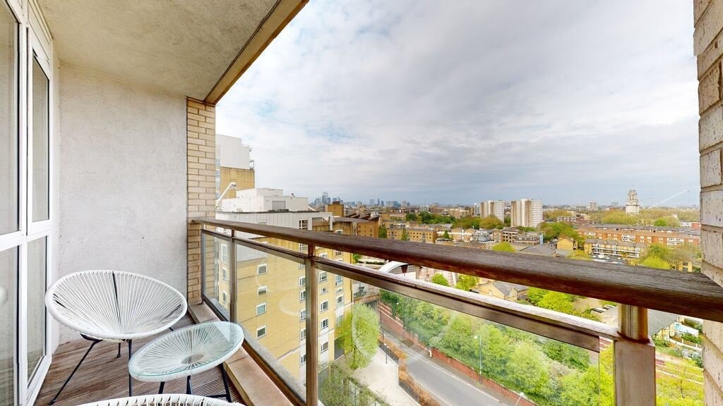Flat Westferry Circus in Greater London