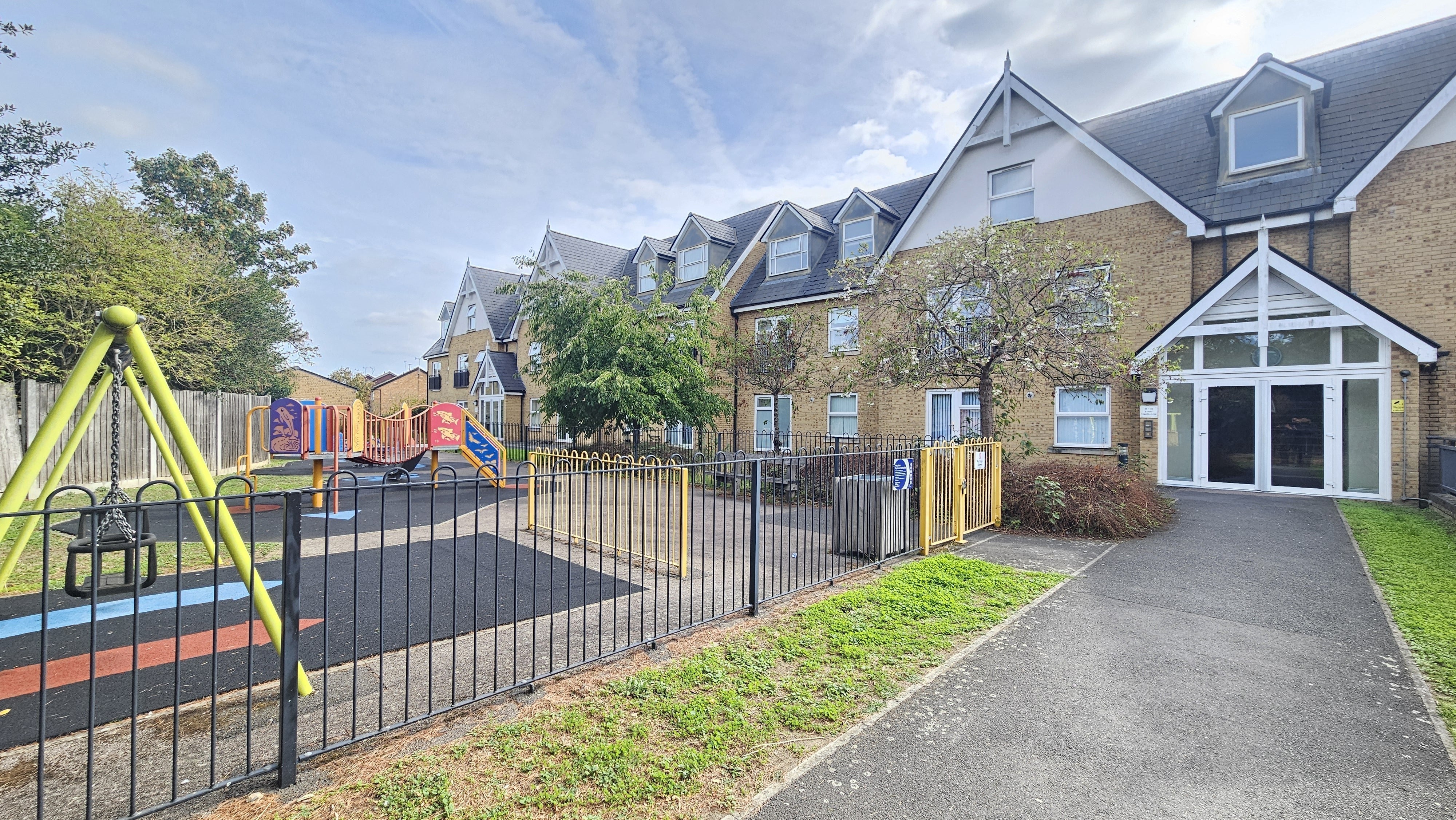Flat Tanners Close in Greater London