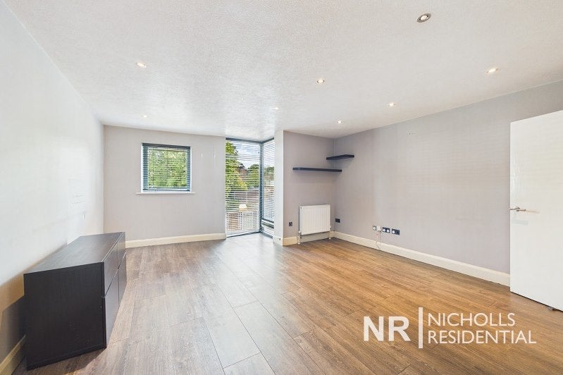 Flat Eaton Road in Greater London