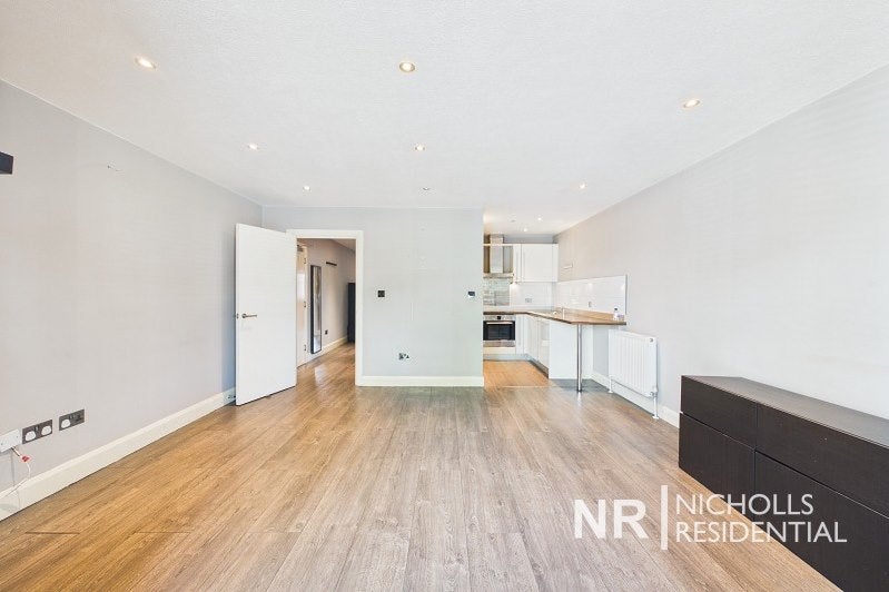 Flat Eaton Road in Greater London