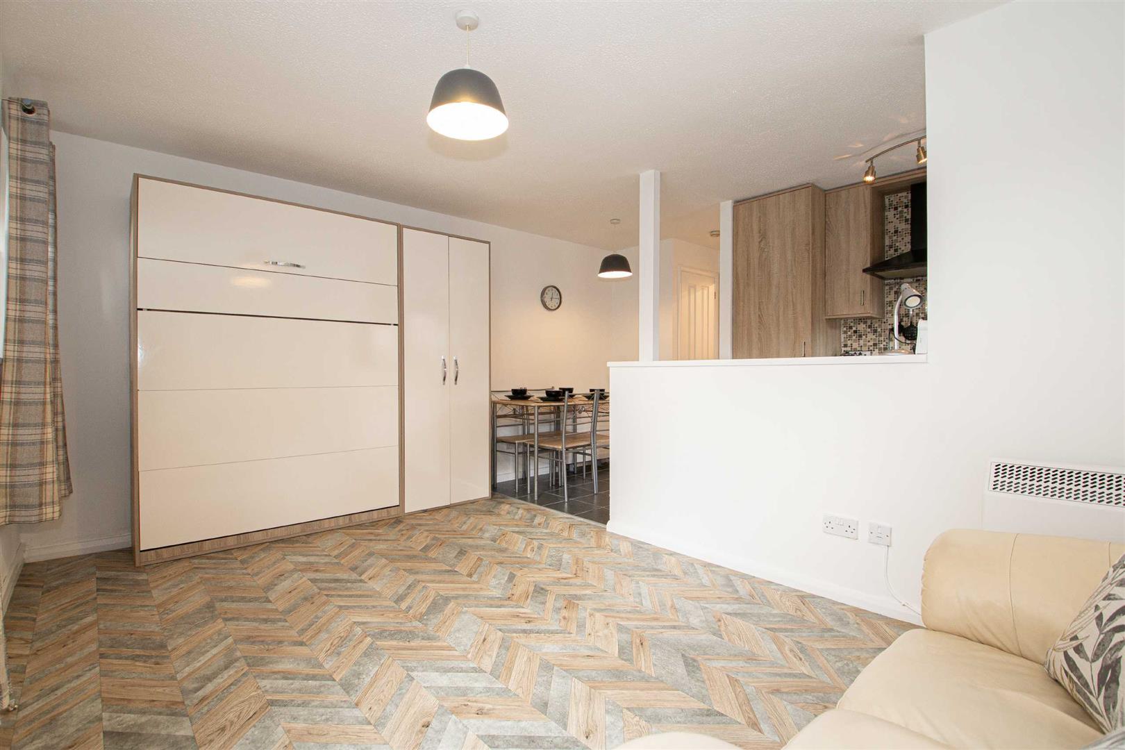 Flat Pomander Crescent in Walton