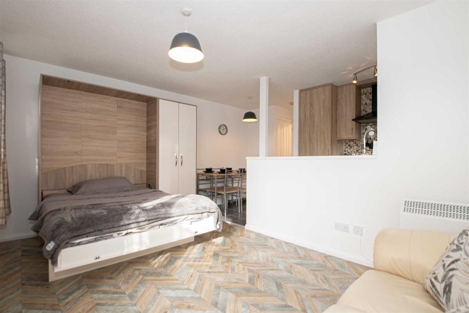 Flat Pomander Crescent in Walton