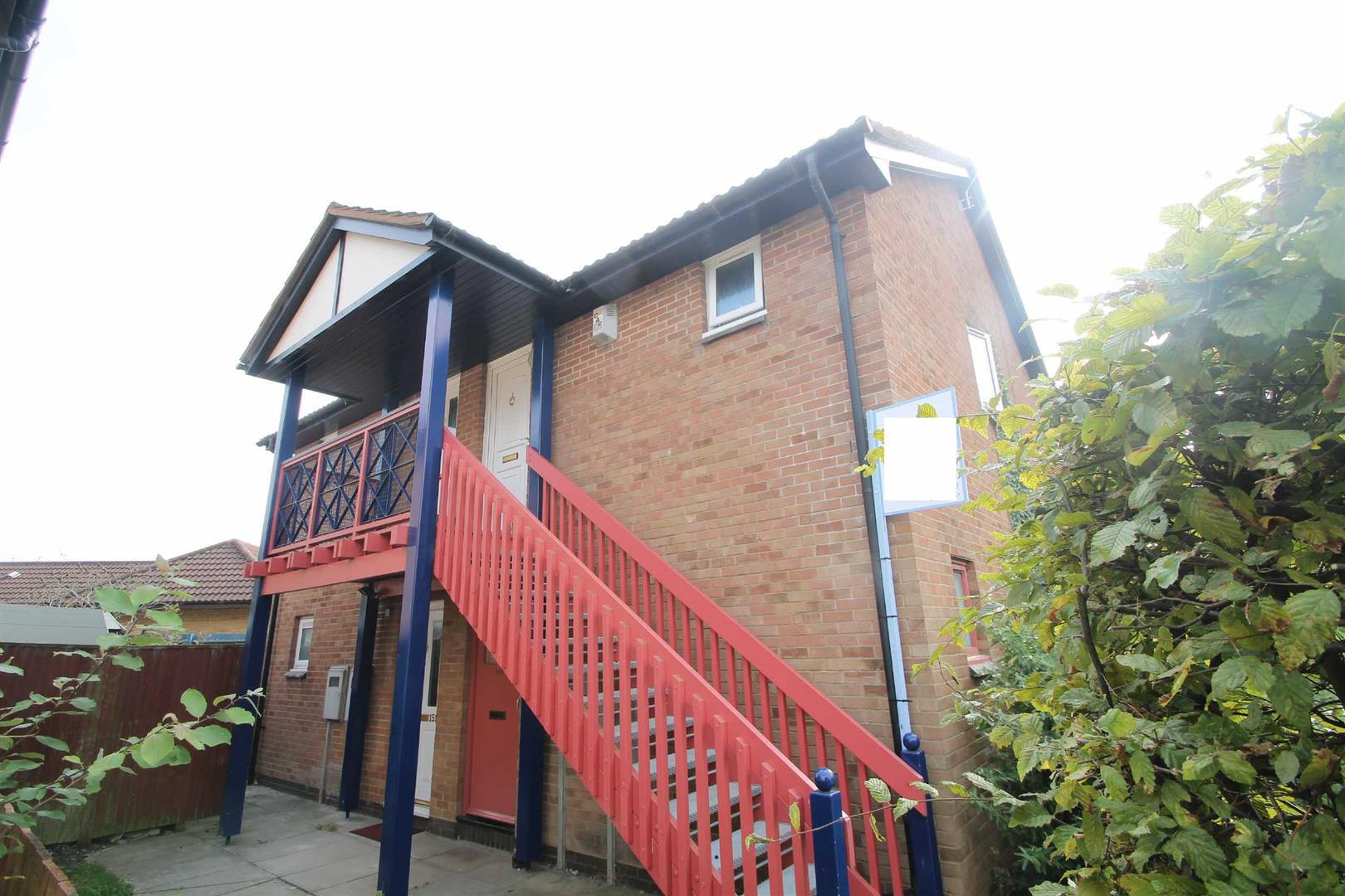 Flat Pomander Crescent in Walton