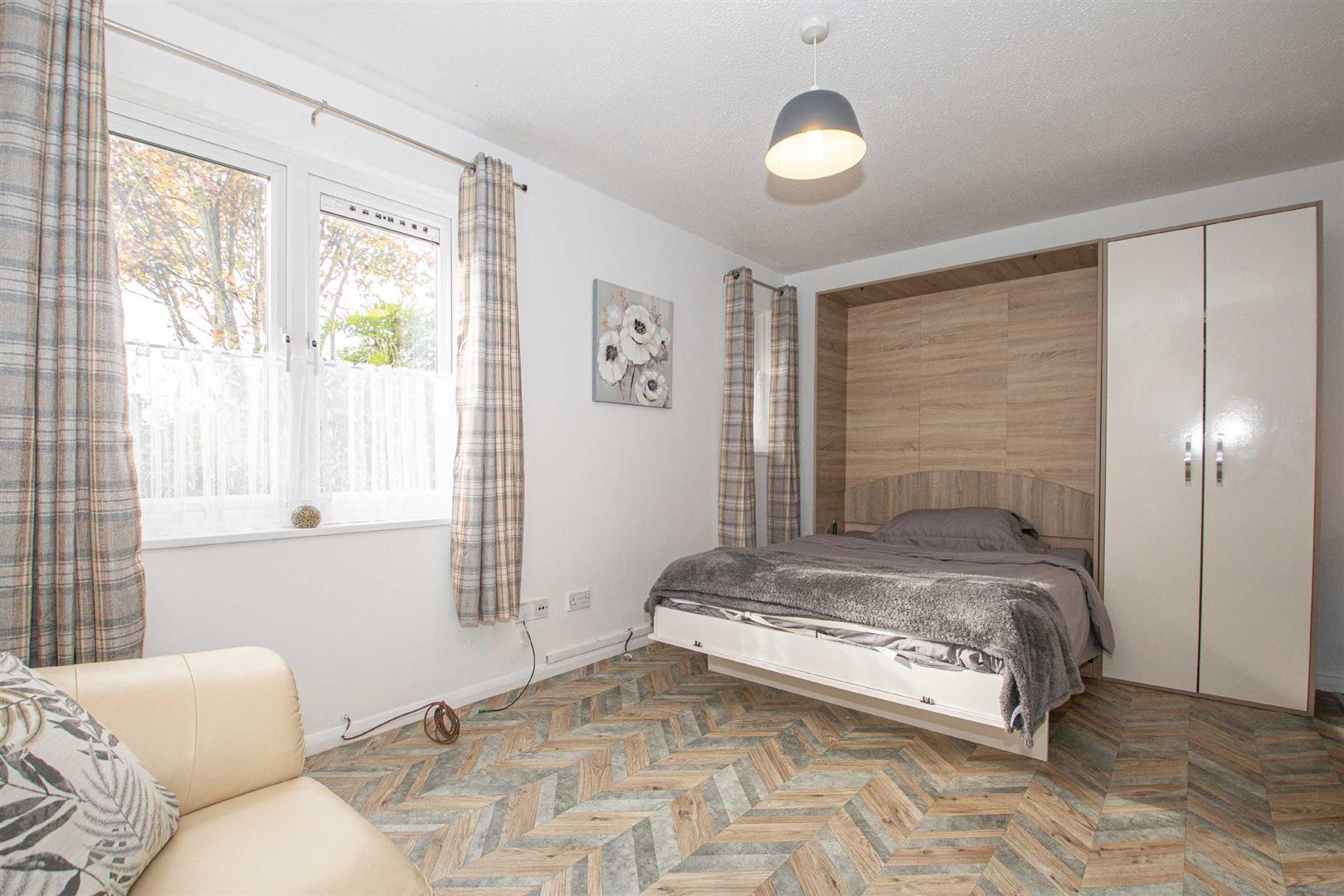 Flat Pomander Crescent in Walton