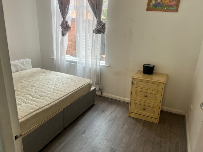 Flat Glenfield Road in Leicester