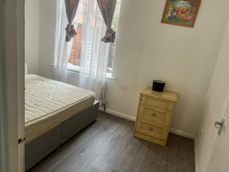Flat Glenfield Road in Leicester