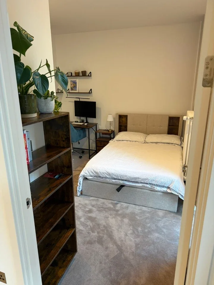 Flat Bradshaw Yard in Greater London