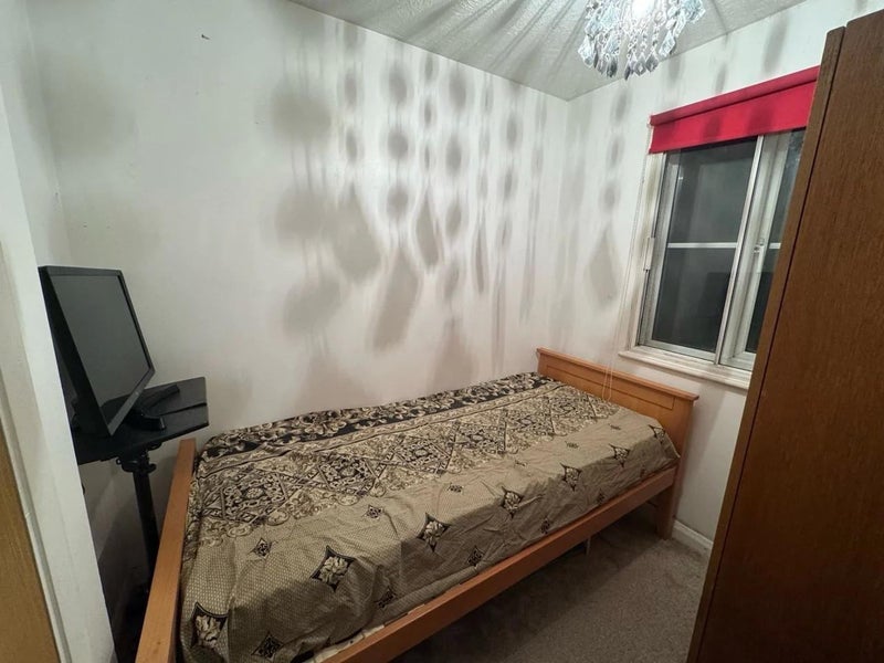 Room Vicarage Way in Slough
