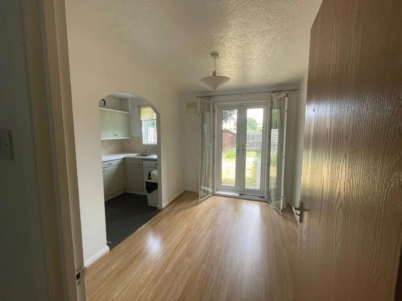 Room Vicarage Way in Slough