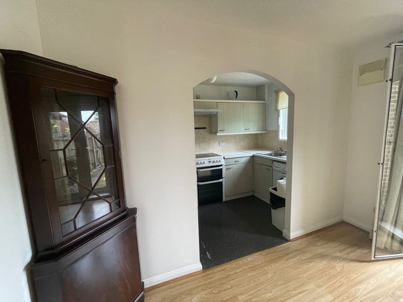 Room Vicarage Way in Slough