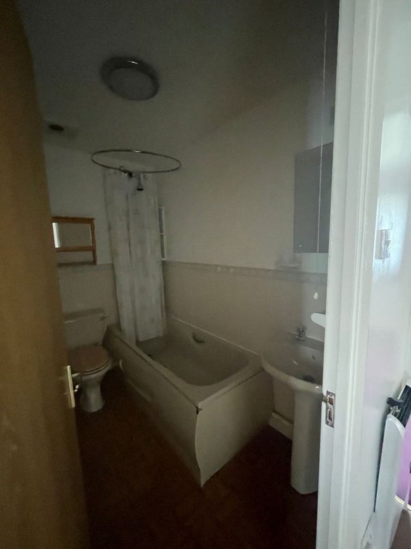 Room Vicarage Way in Slough