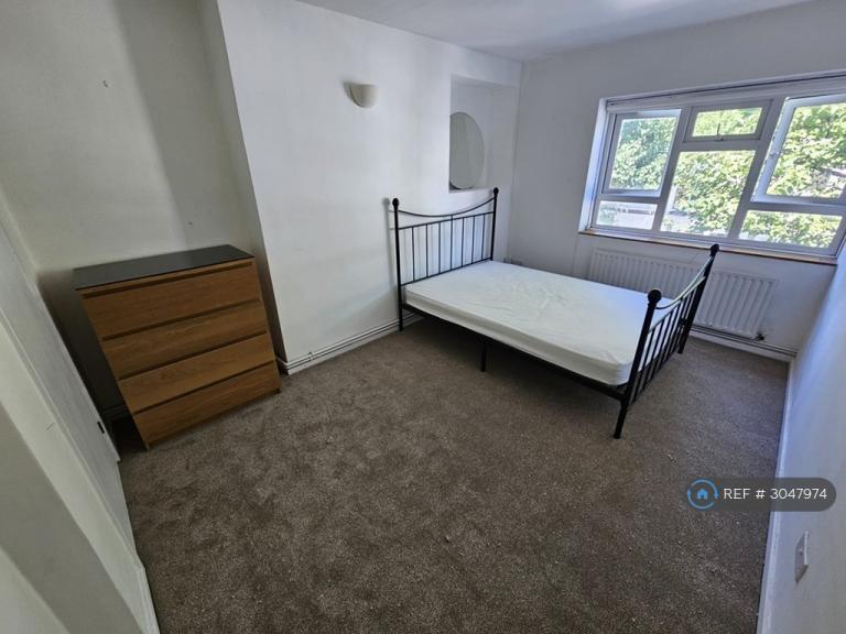 Flat Melrose Gardens in Greater London