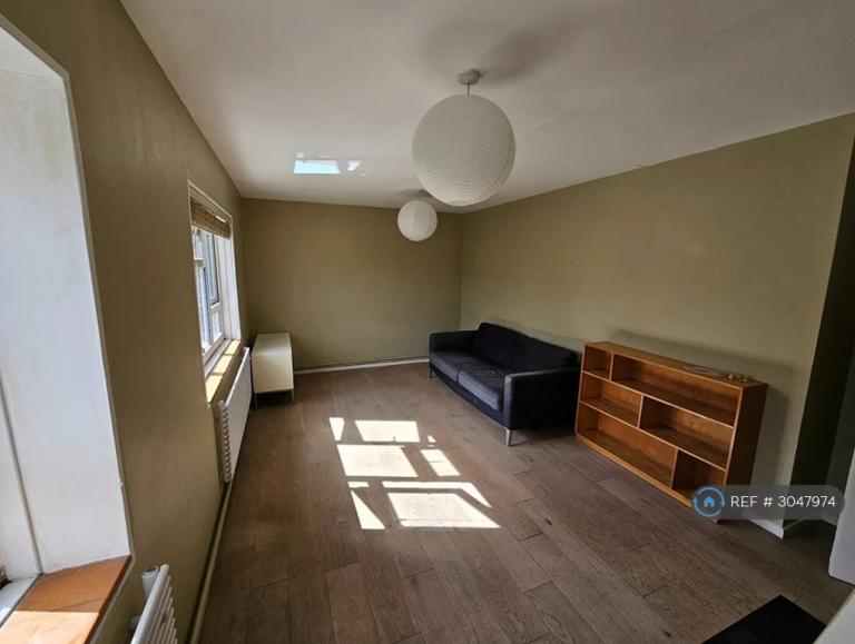 Flat Melrose Gardens in Greater London