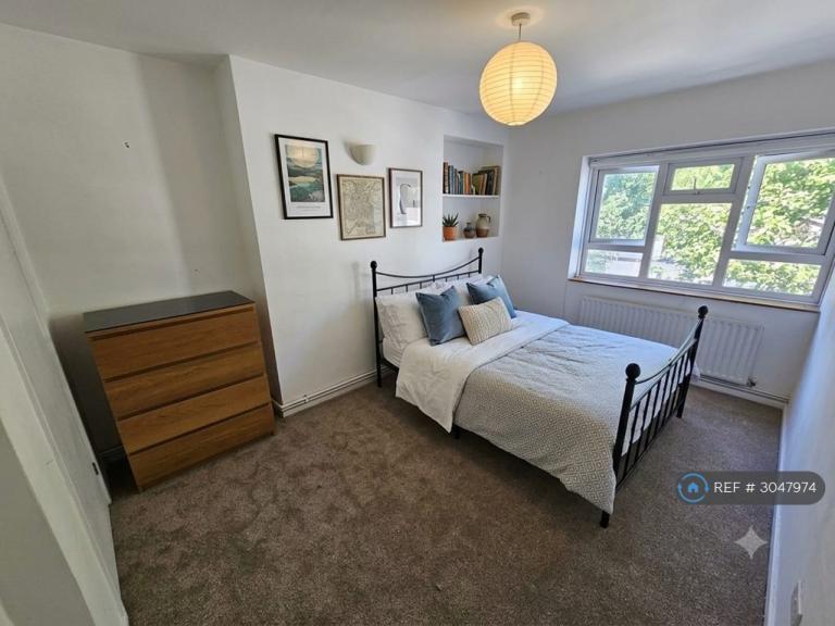 Flat Melrose Gardens in Greater London