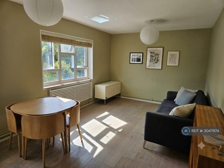Flat Melrose Gardens in Greater London