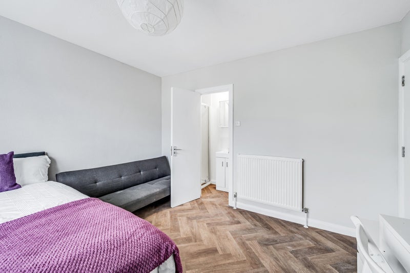 Room Chalklands in Greater London