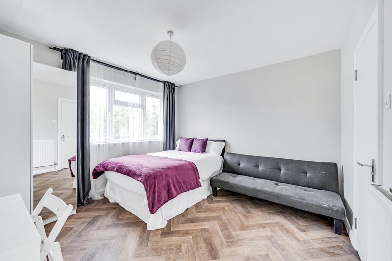 Room Chalklands in Greater London
