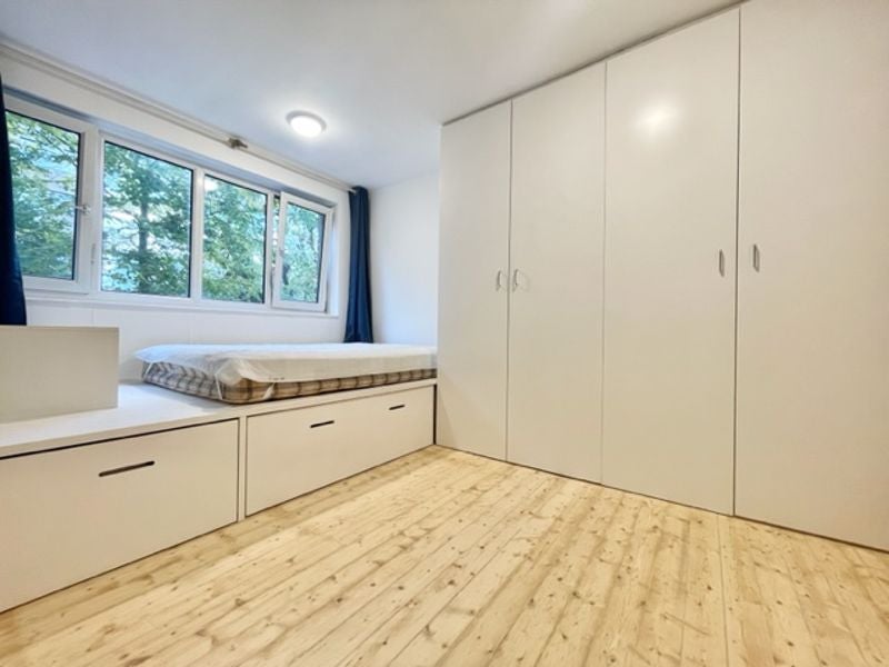 Flat Bermondsey Street in Greater London