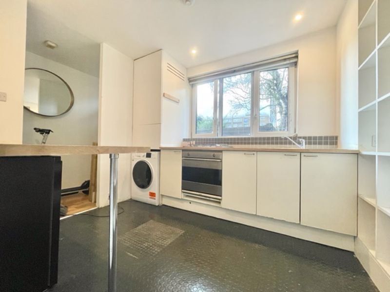 Flat Bermondsey Street in Greater London