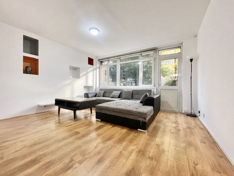 Flat Bermondsey Street in Greater London
