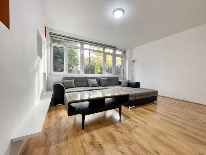 Flat Bermondsey Street in Greater London