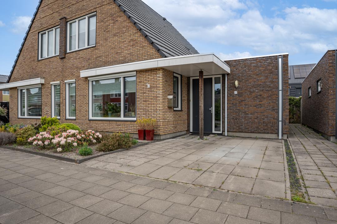 Twee-onder-één-kap te koop: Meineszstraat 37, Heerenveen