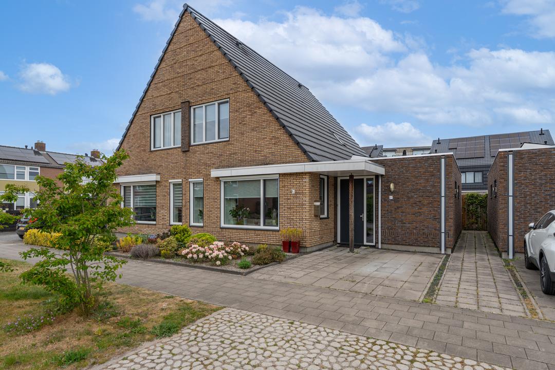Twee-onder-één-kap te koop: Meineszstraat 37, Heerenveen