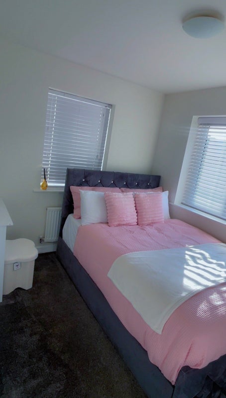 Room Blossom Way in Salford
