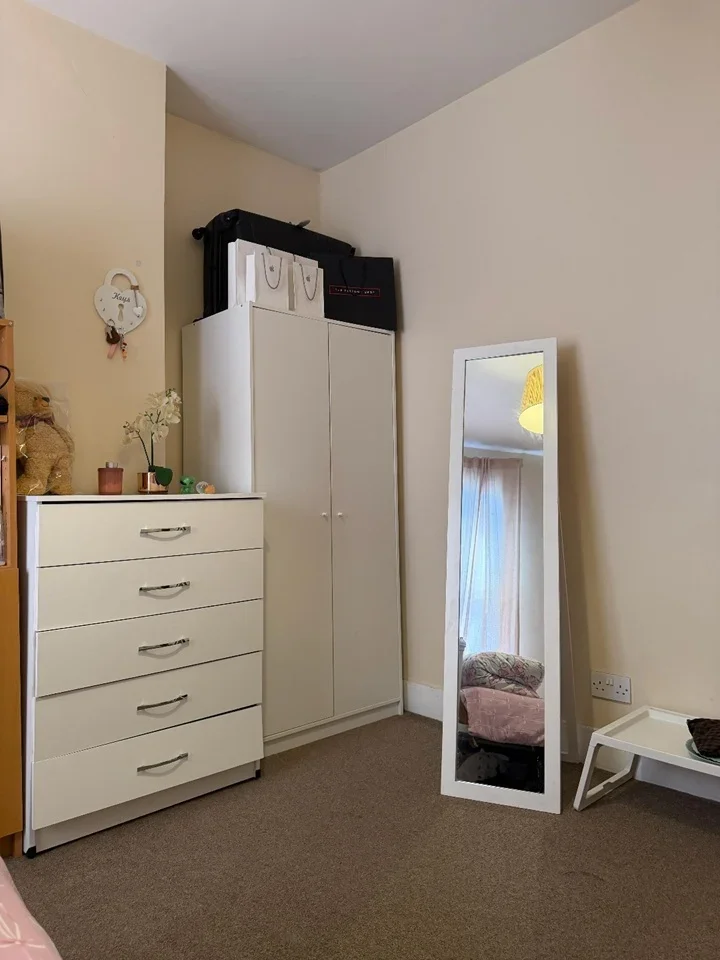 Room Wards Road in Greater London