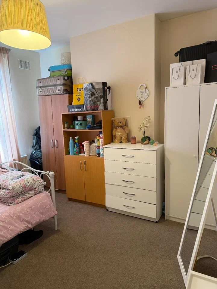 Room Wards Road in Greater London