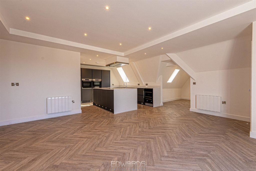 Flat Durley Road South in Bournemouth