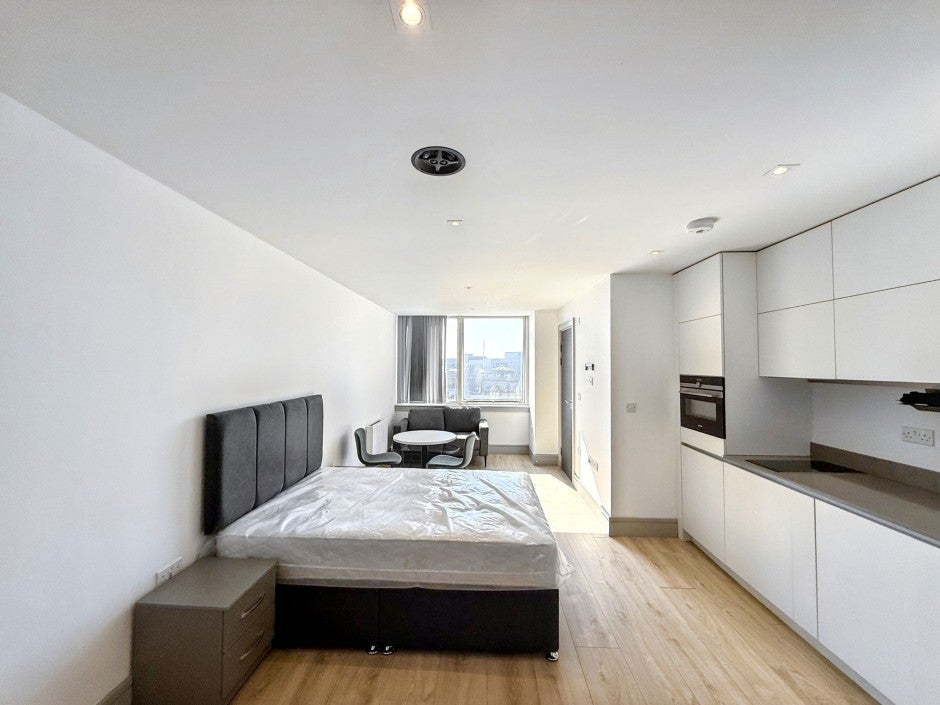 Flat Mercer Walk in Greater London
