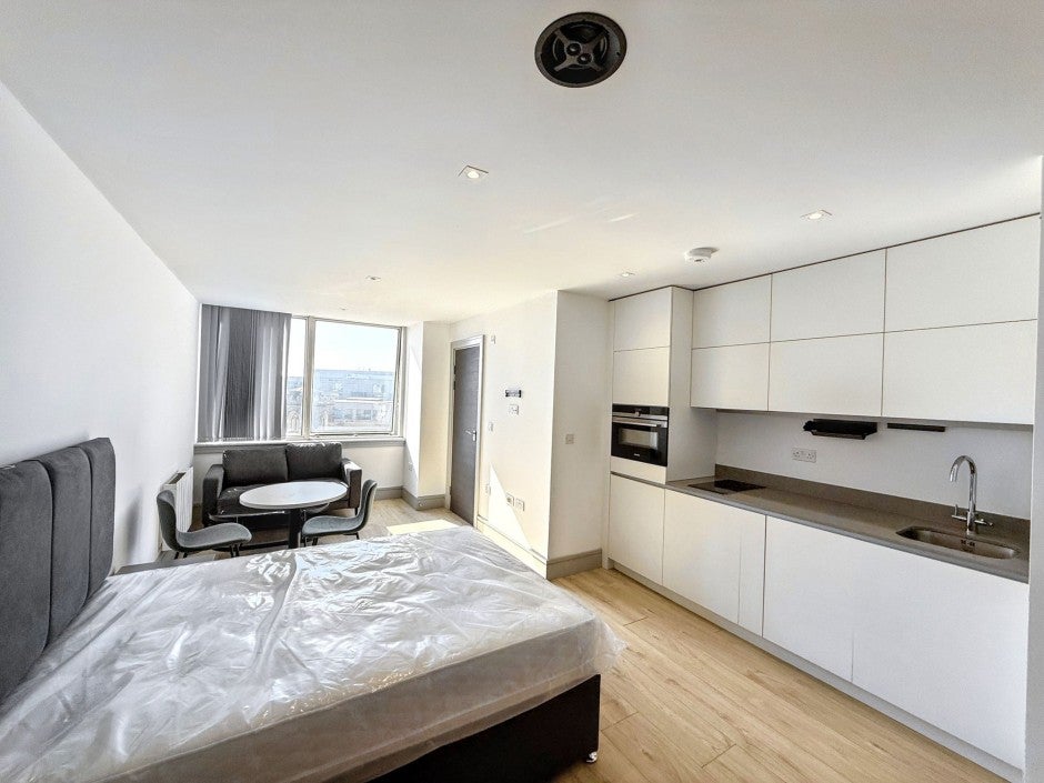 Flat Mercer Walk in Greater London
