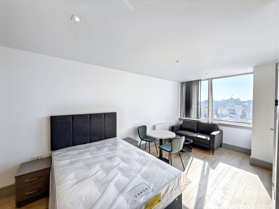 Flat Mercer Walk in Greater London