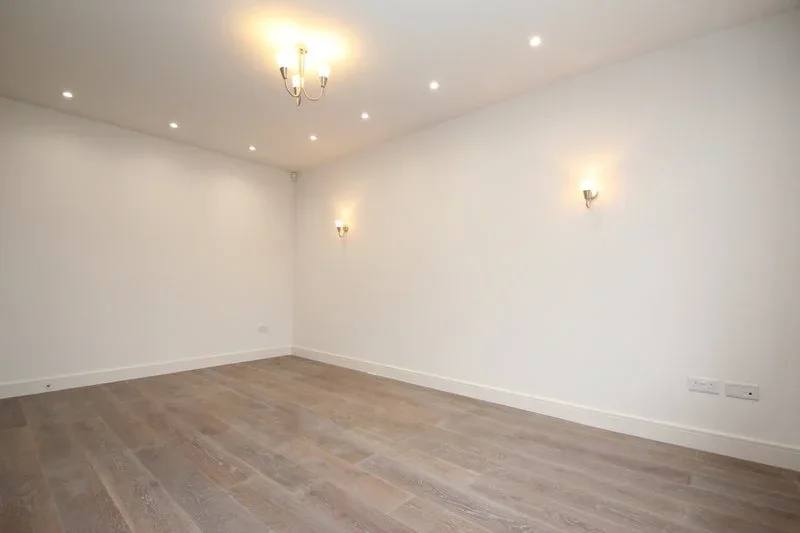 Flat Leeside Crescent in Greater London