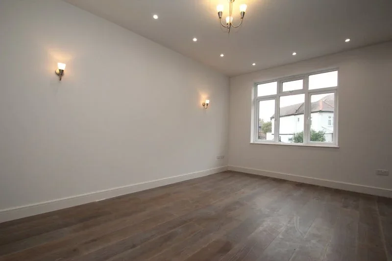 Flat Leeside Crescent in Greater London