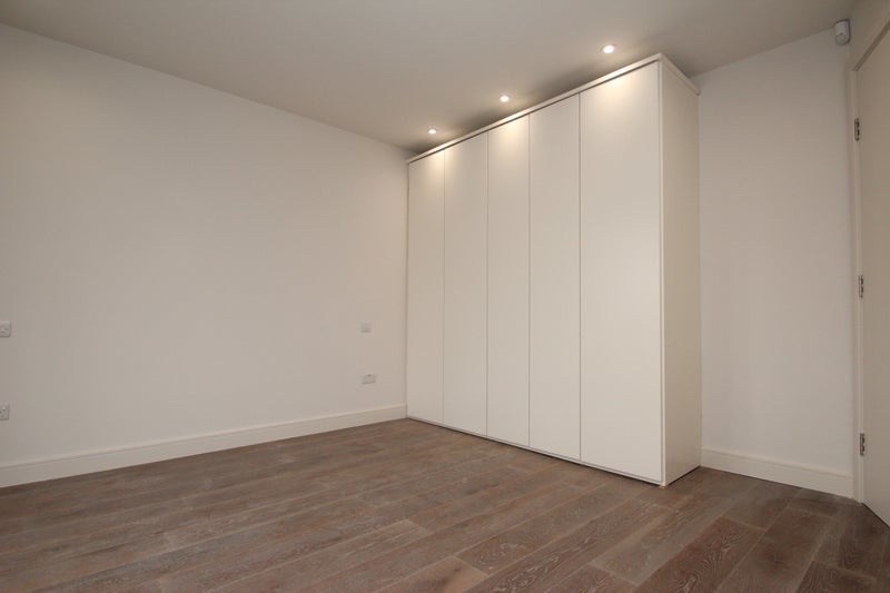 Flat Leeside Crescent in Greater London