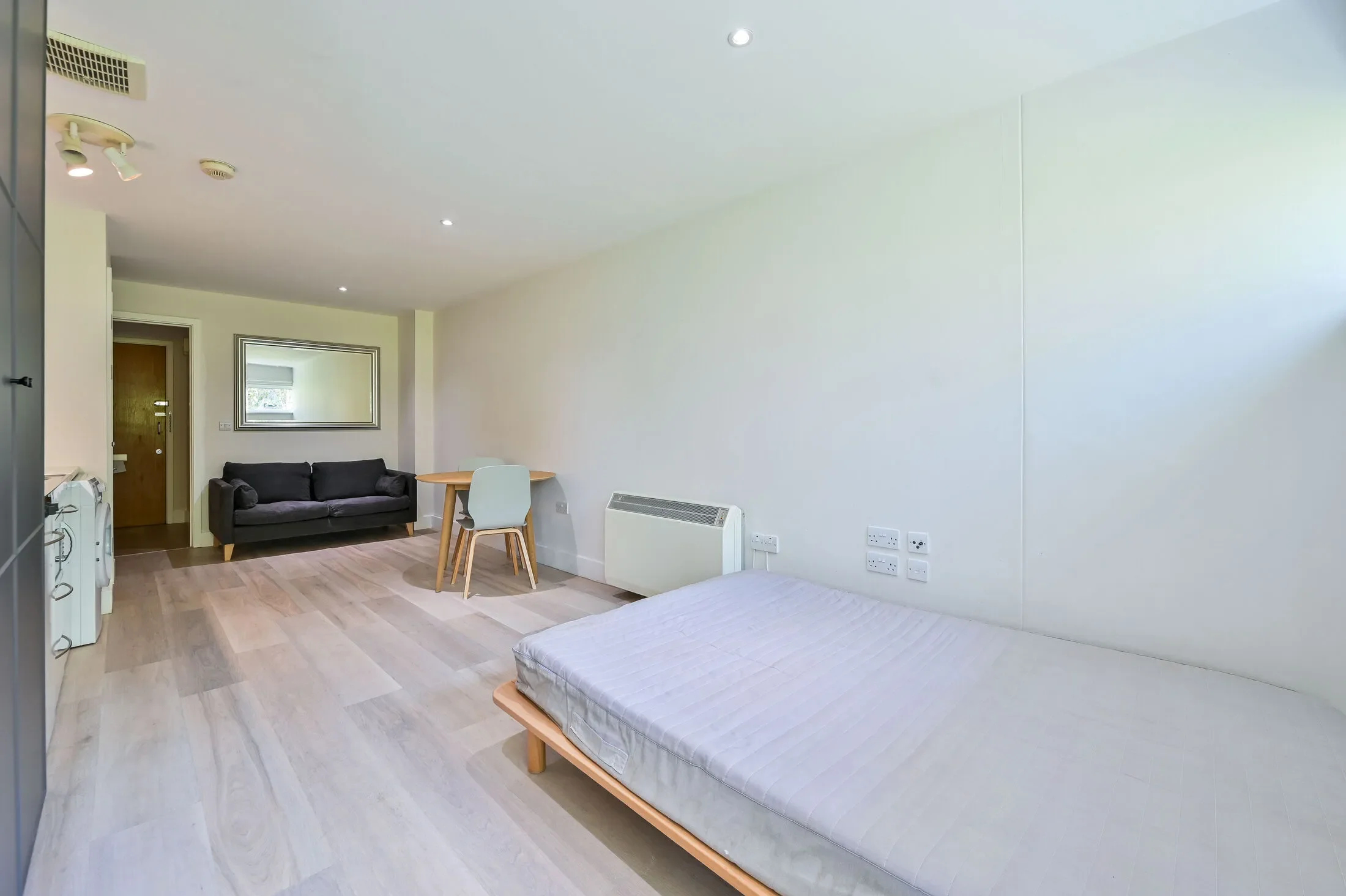 Flat Tabard Street in Greater London