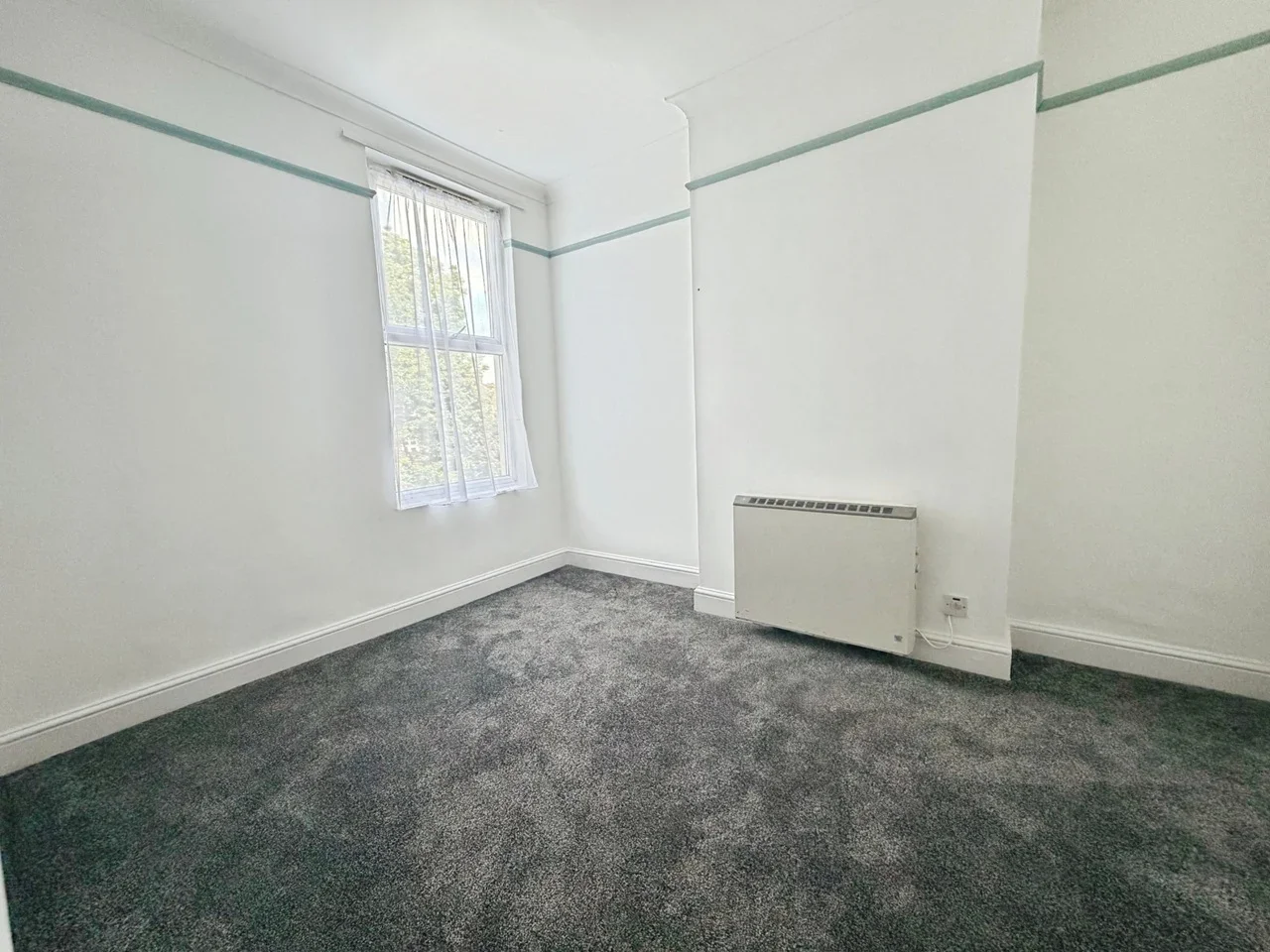 Flat Foyle Road in Greater London