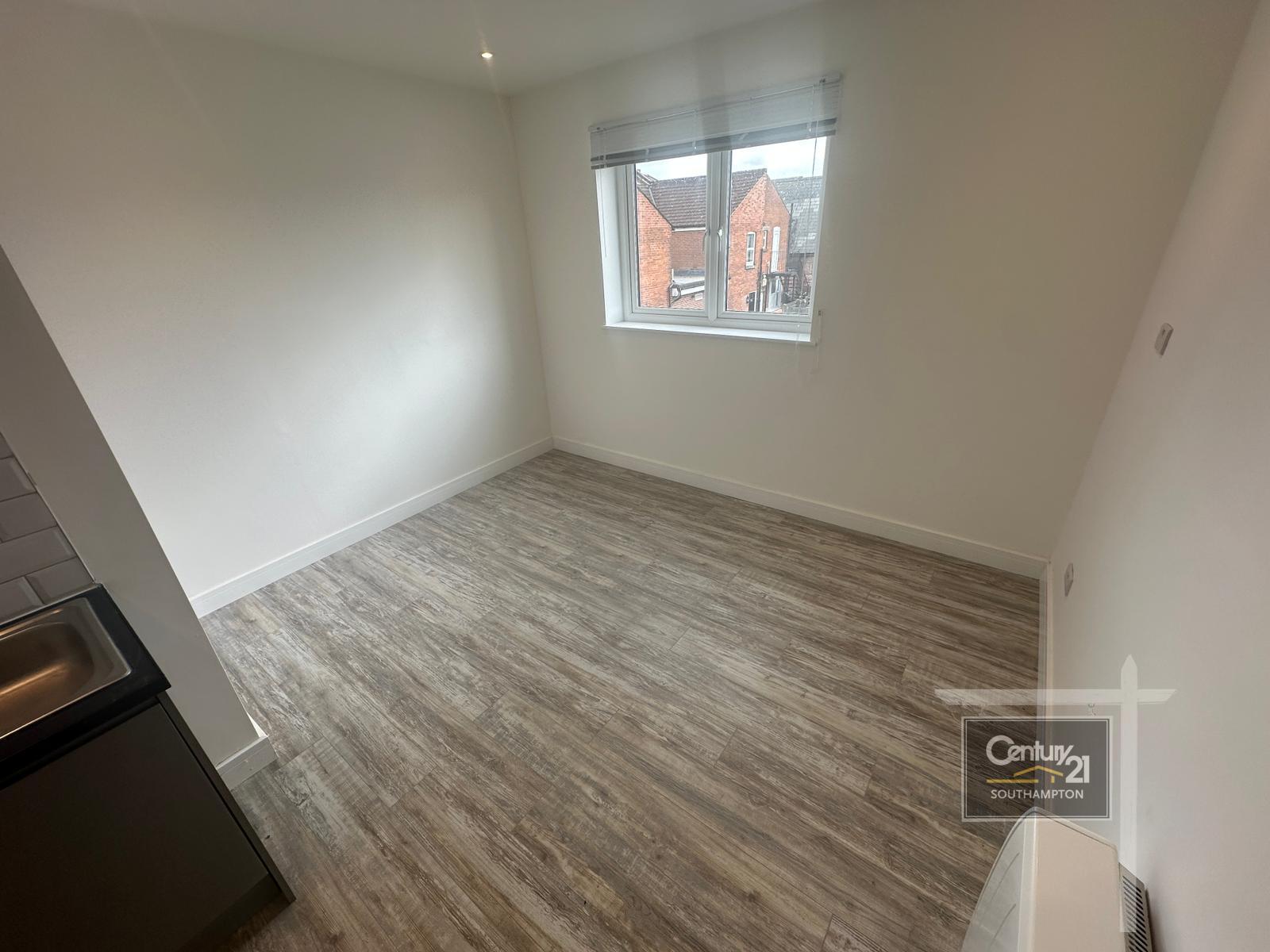 Flat Leigh Road in Eastleigh
