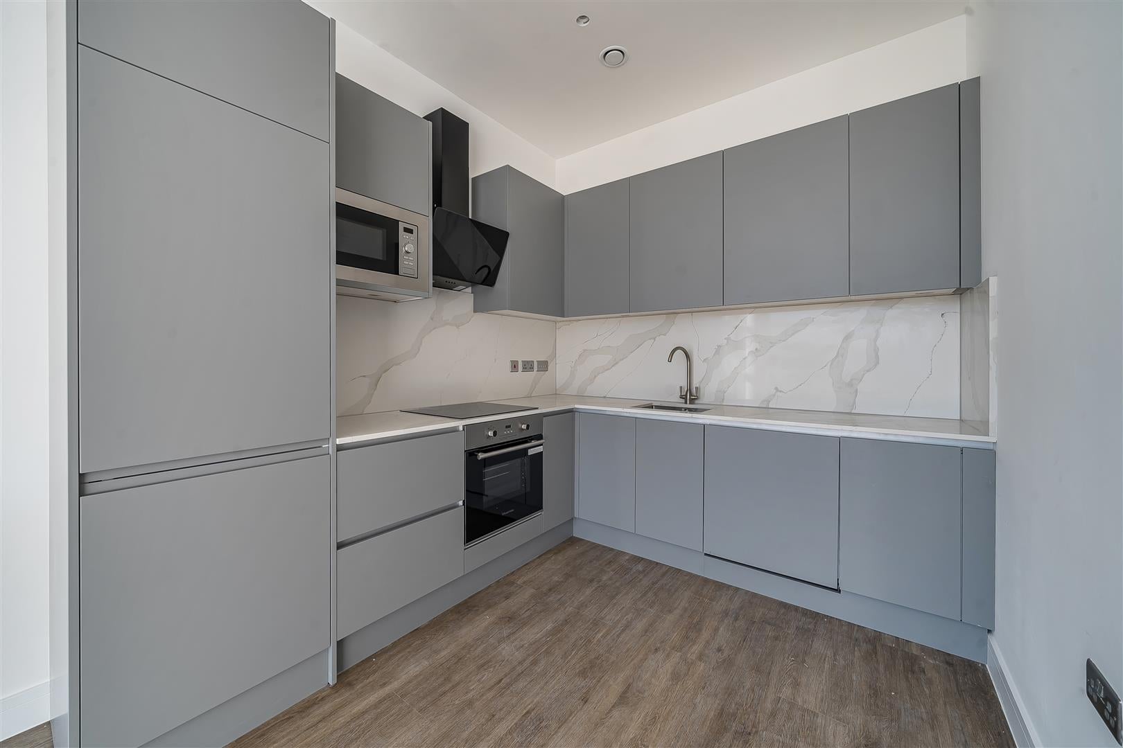 Flat Waverley Avenue in Hart