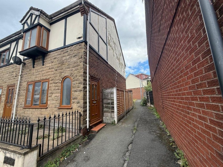 Flat Blackburn Road in Bolton