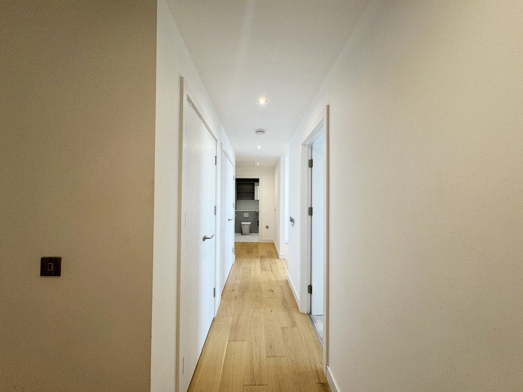 Flat Grant Road in Greater London