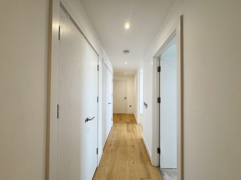 Flat Grant Road in Greater London