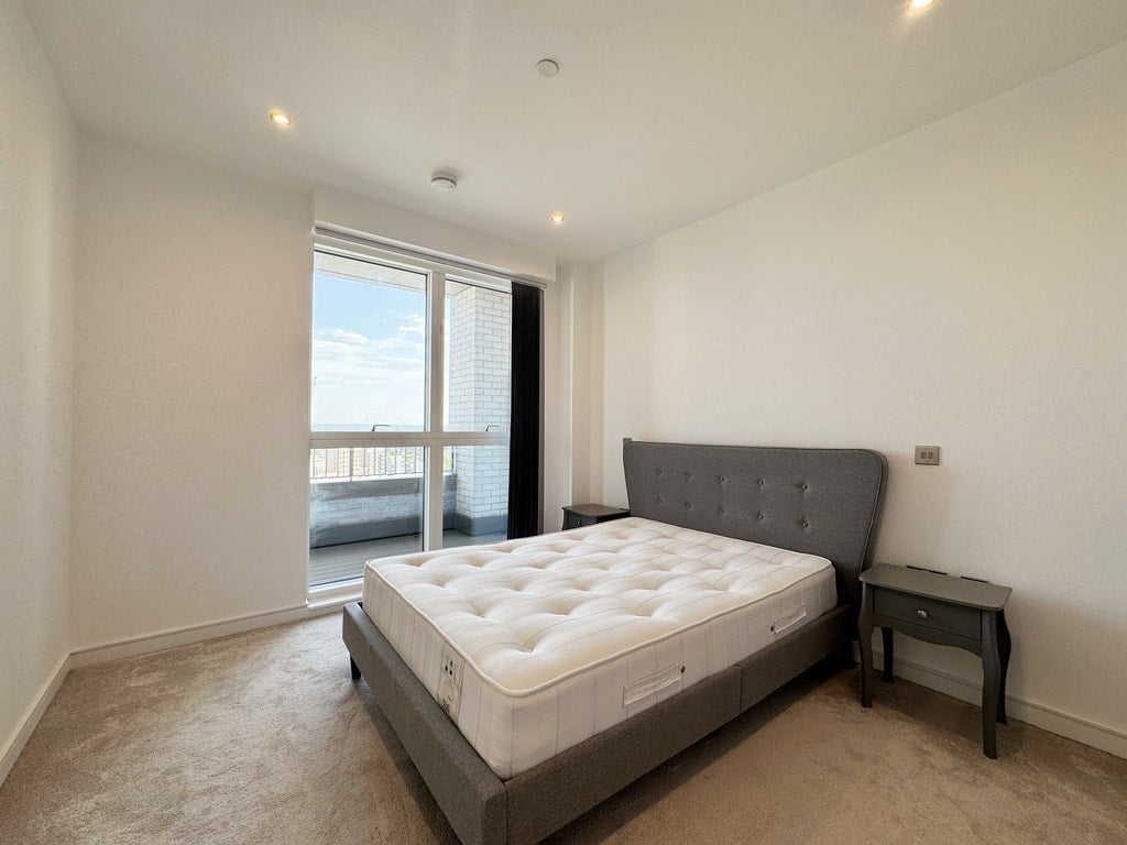 Flat Grant Road in Greater London