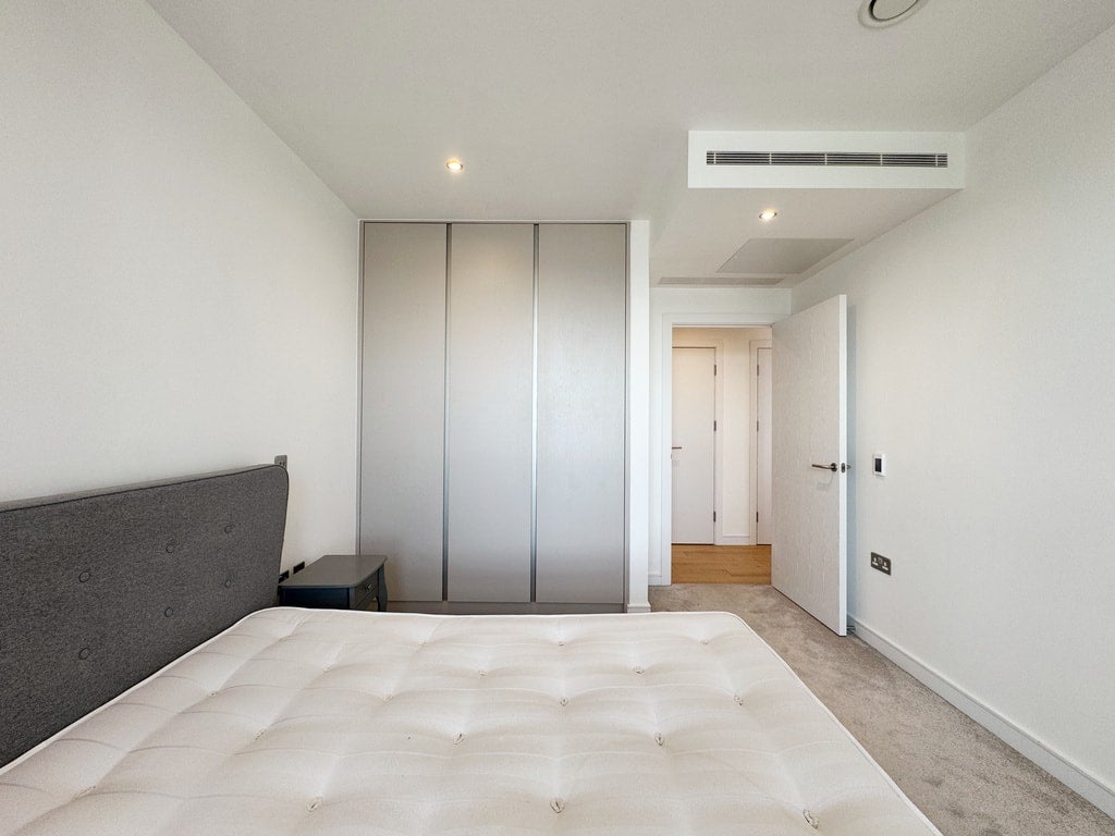 Flat Grant Road in Greater London