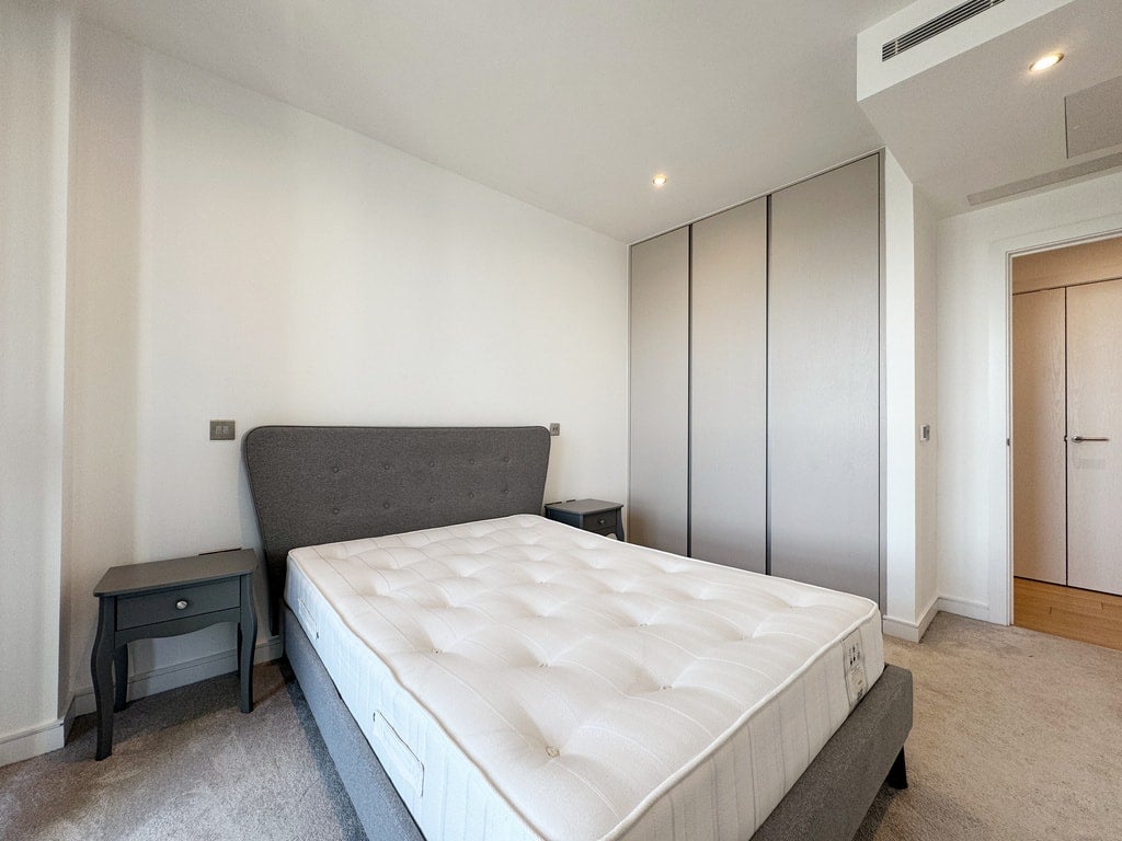 Flat Grant Road in Greater London
