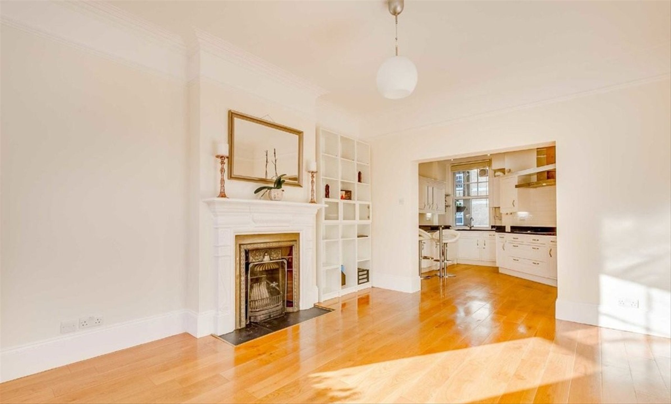 Flat Hammersmith Road in Greater London