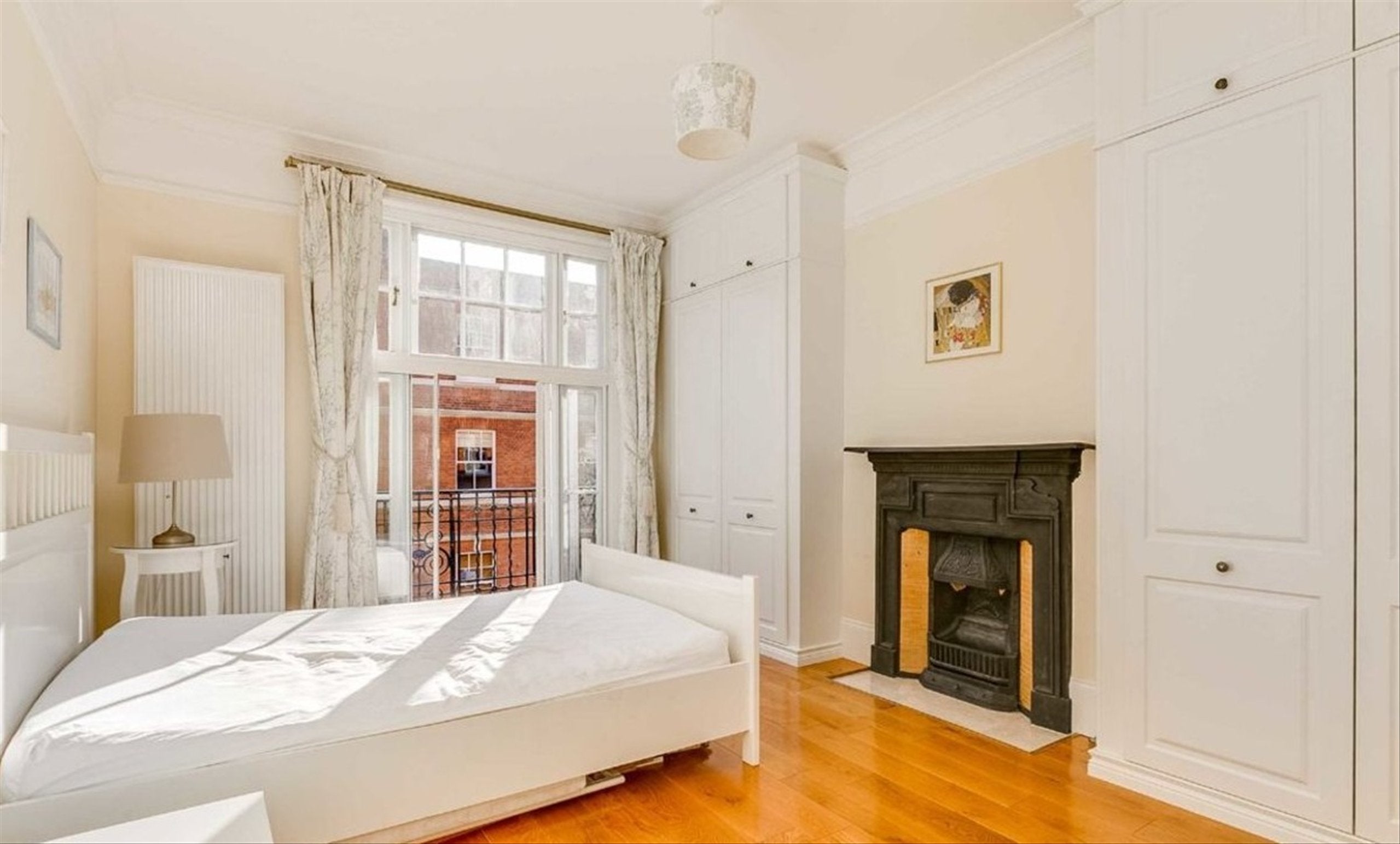 Flat Hammersmith Road in Greater London